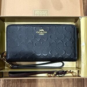 Coach Embossed Black Leather Wallet/ Wristlet NWT NIB